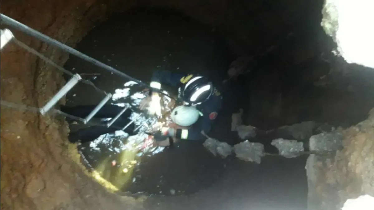 Rescatada una mujer tras caer a la fosa séptica de un edificio en Barcelona