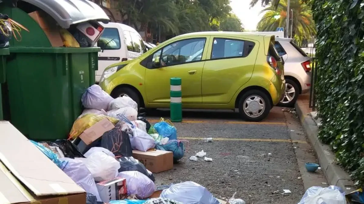 La basura desborda varios sectores de Sevilla Este