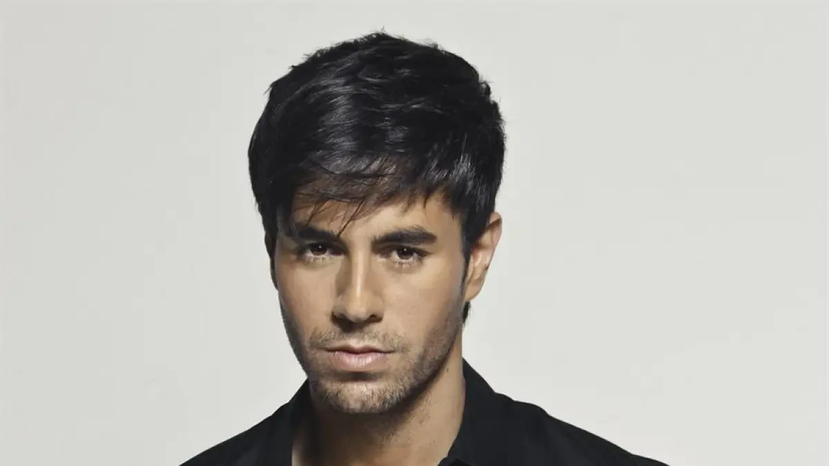 Enrique Iglesias sorprende al posar con el premio a mejor artista latino en un inodoro