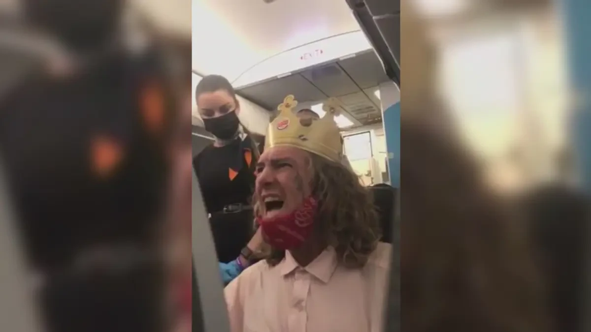 Un hombre con una corona de cartón es detenido y bajado de un avión por su actitud racista con otros pasajeros