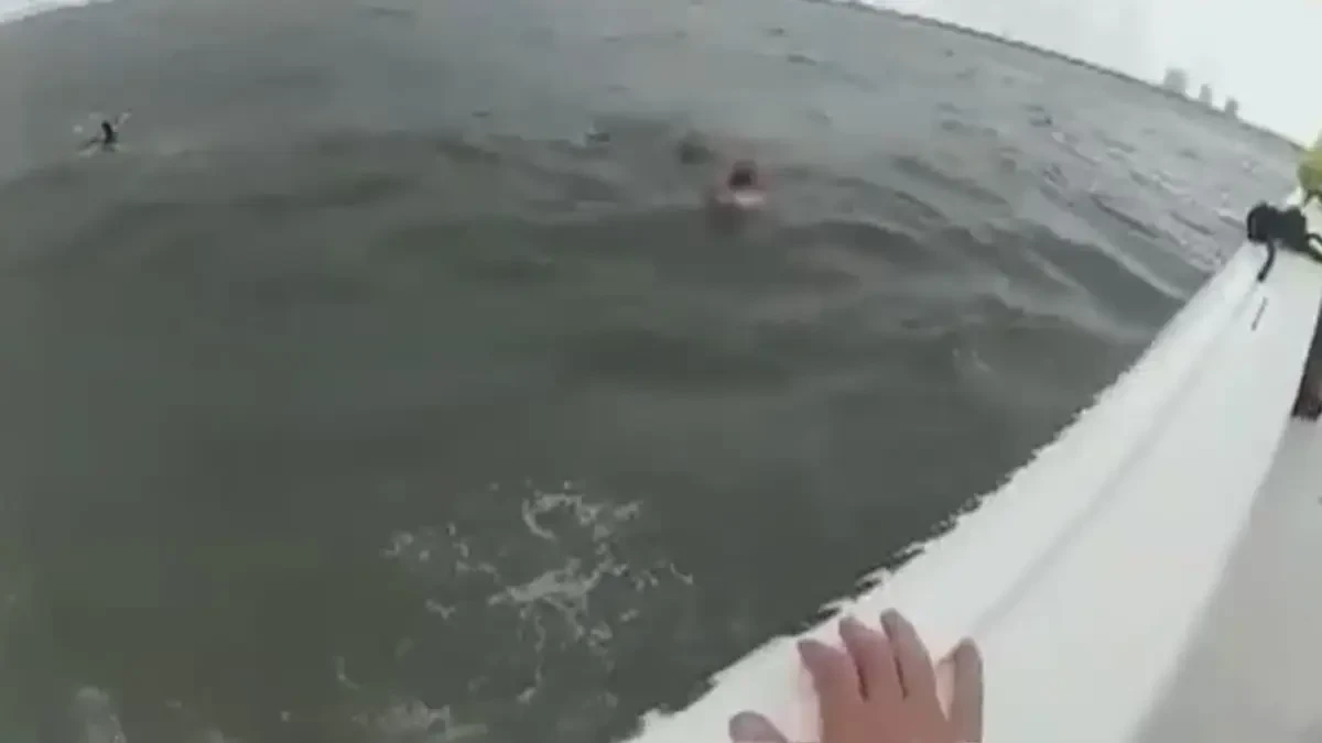 Angustioso rescate de una familia en el mar tras volcar su embarcación