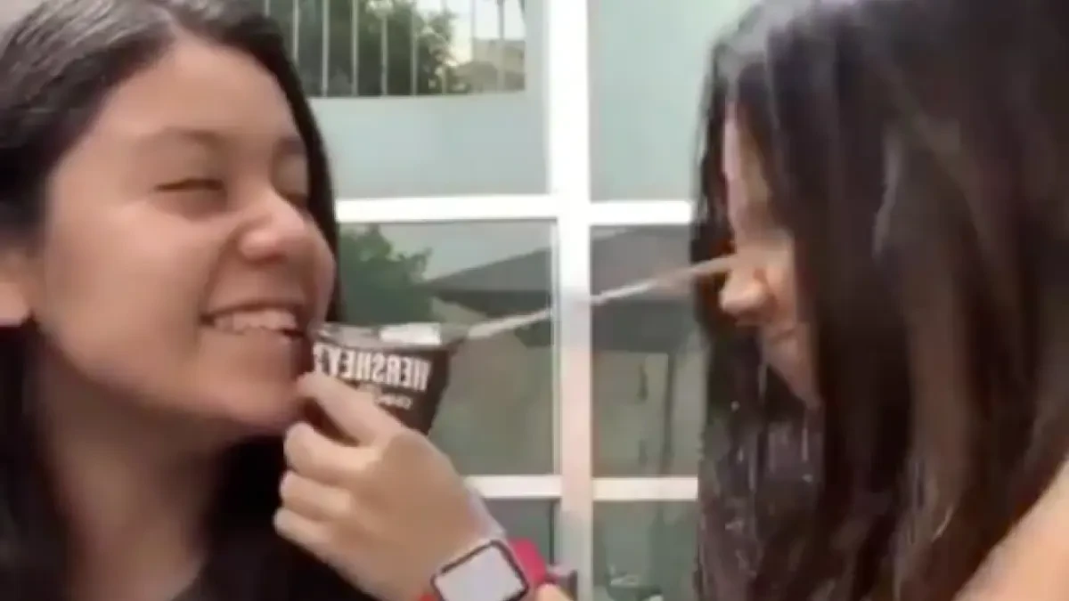 El original y perverso truco para trolear a tus amigos y hacer que se manchen ellos mismos