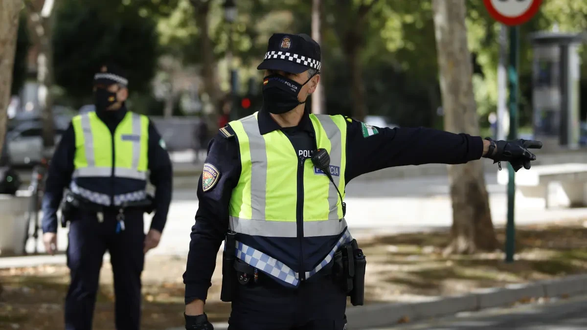 Casi 40 denuncias en Granada por fiestas en pisos y saltarse el toque de queda