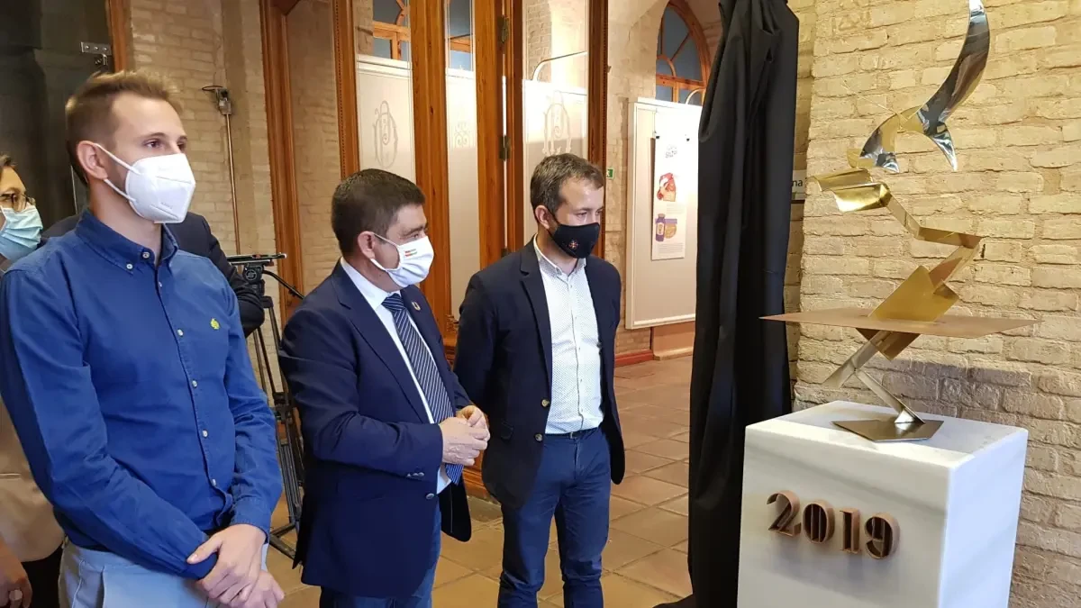 MásJaén.- Una escultura recuerda en el Palacio Provincial los 40 años de ayuntamientos y diputaciones democráticos