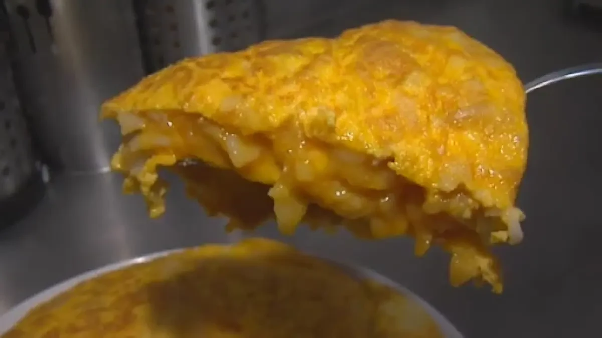 Jugosa y sin cebolla, ¿es la tortilla de patata de Betanzos la mejor del mundo?