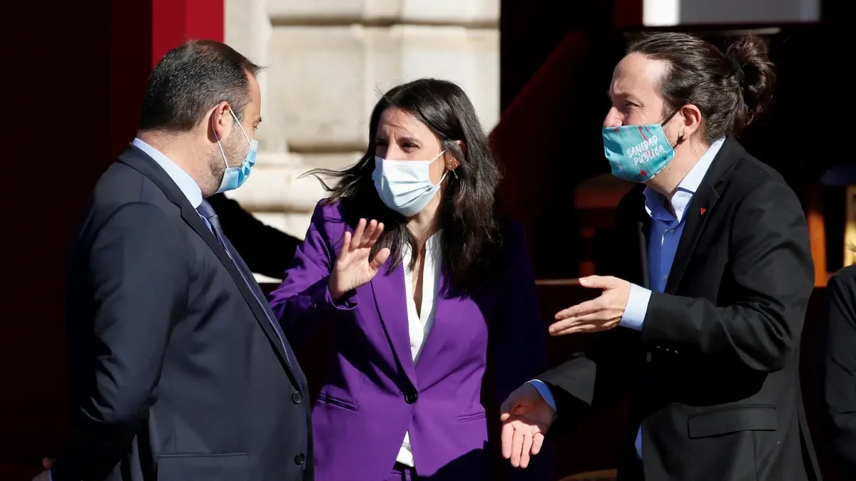 Iglesias luce una mascarilla de una marca republicana en la Fiesta Nacional y mensaje a favor de la 