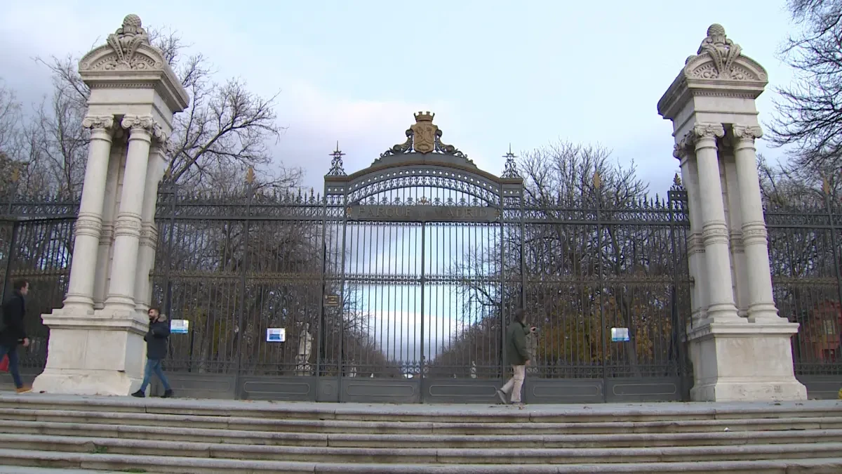 El Ayuntamiento activa la alerta roja este viernes por el fuerte viento y cierra El Retiro y otros ocho parques de Madrid