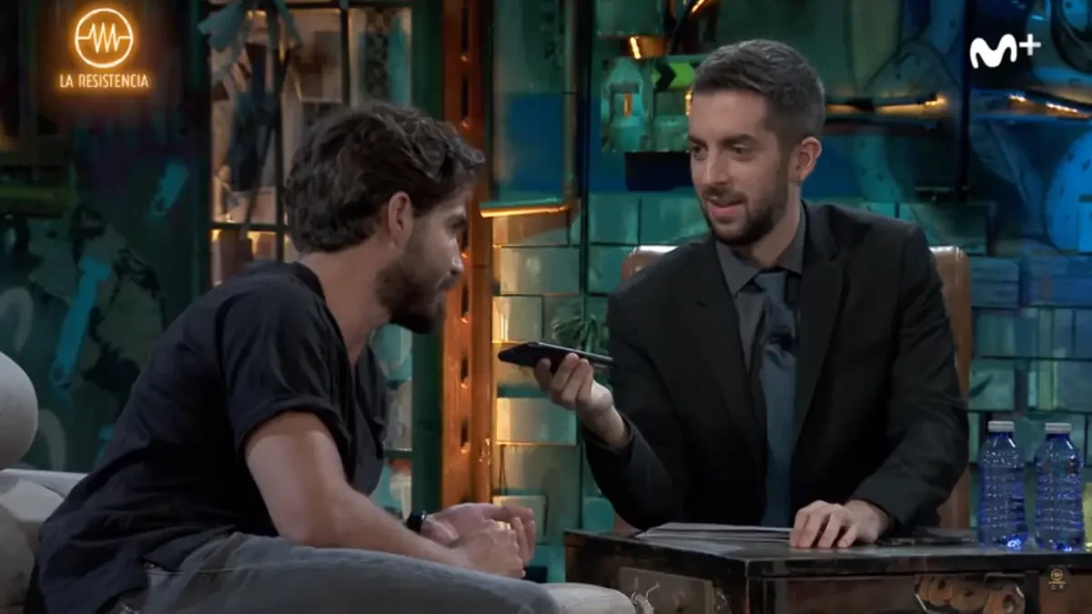 Maxi Iglesias le pide a Jesús Calleja ir a su programa... desde el móvil de Broncano