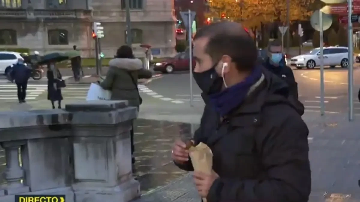 Un reportero de 'Mas vale tarde' corta la conexión y se compra unas castañas: 