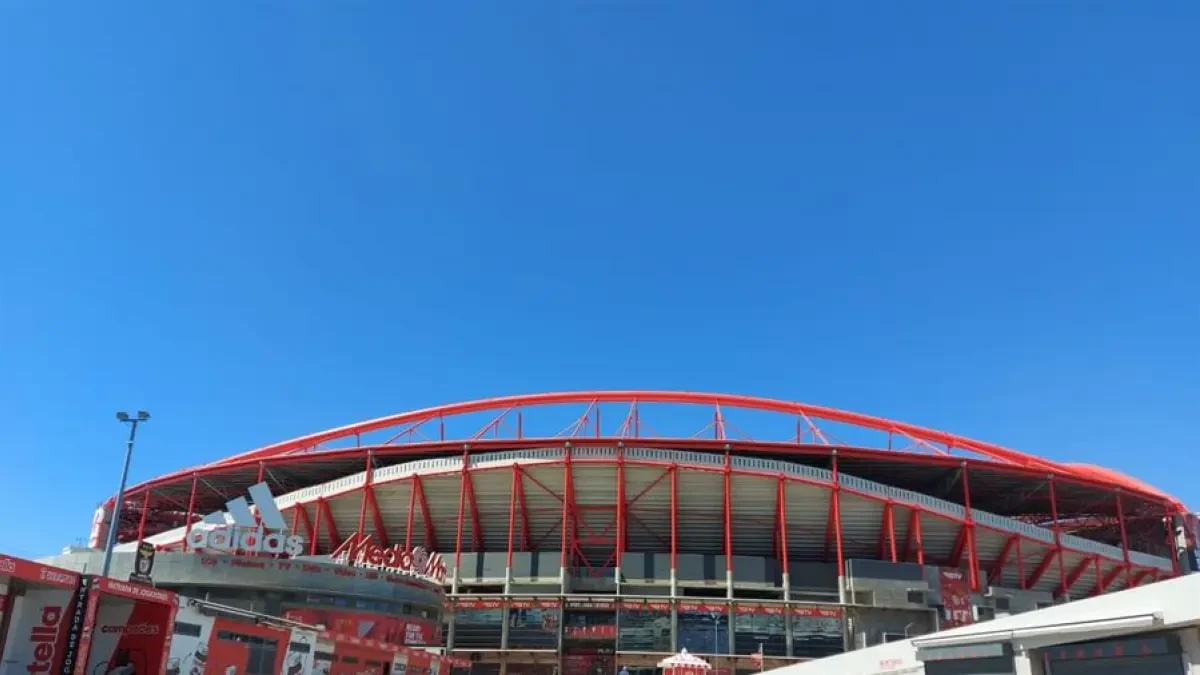 Un hombre es detenido tras colarse con su coche en el estadio del Benfica
