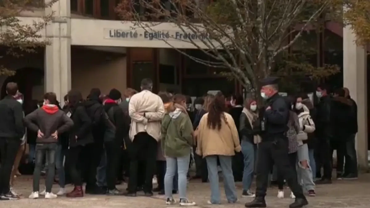 Emotivo homenaje a las puertas del colegio donde daba clase el profesor asesinado en París