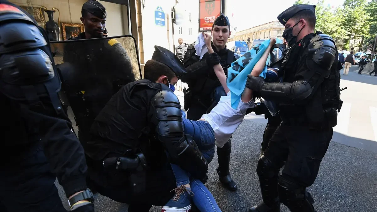 Un periodista se infiltra en la Policía francesa y denuncia la violencia