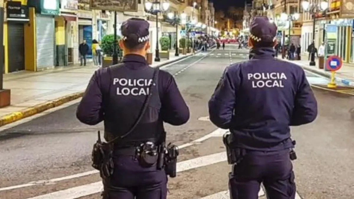 Jóvenes apedrean a la Policía Local de Melilla, después de haber sido pillados incumpliendo el toque de queda