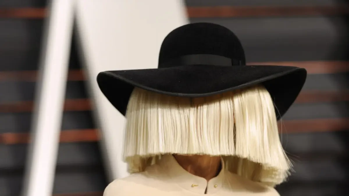 Sia adoptó a uno de sus hijos tras conocer su historia en un documental
