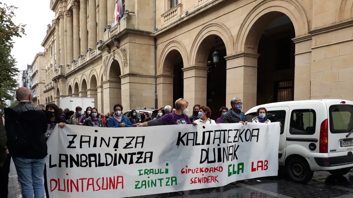 Varios cientos de personas piden 'Cuidados de calidad y condiciones laborales dignas' en las residencias de Gipuzkoa