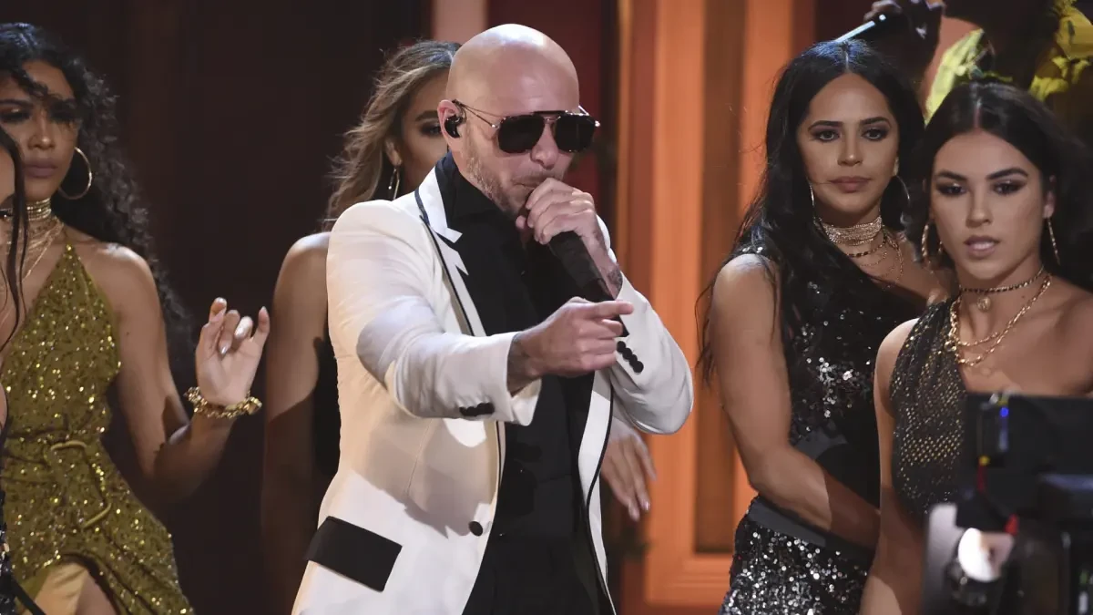 Pitbull actuará en los Latin Grammy junto a sanitarios, bomberos y demás personal de emergencias