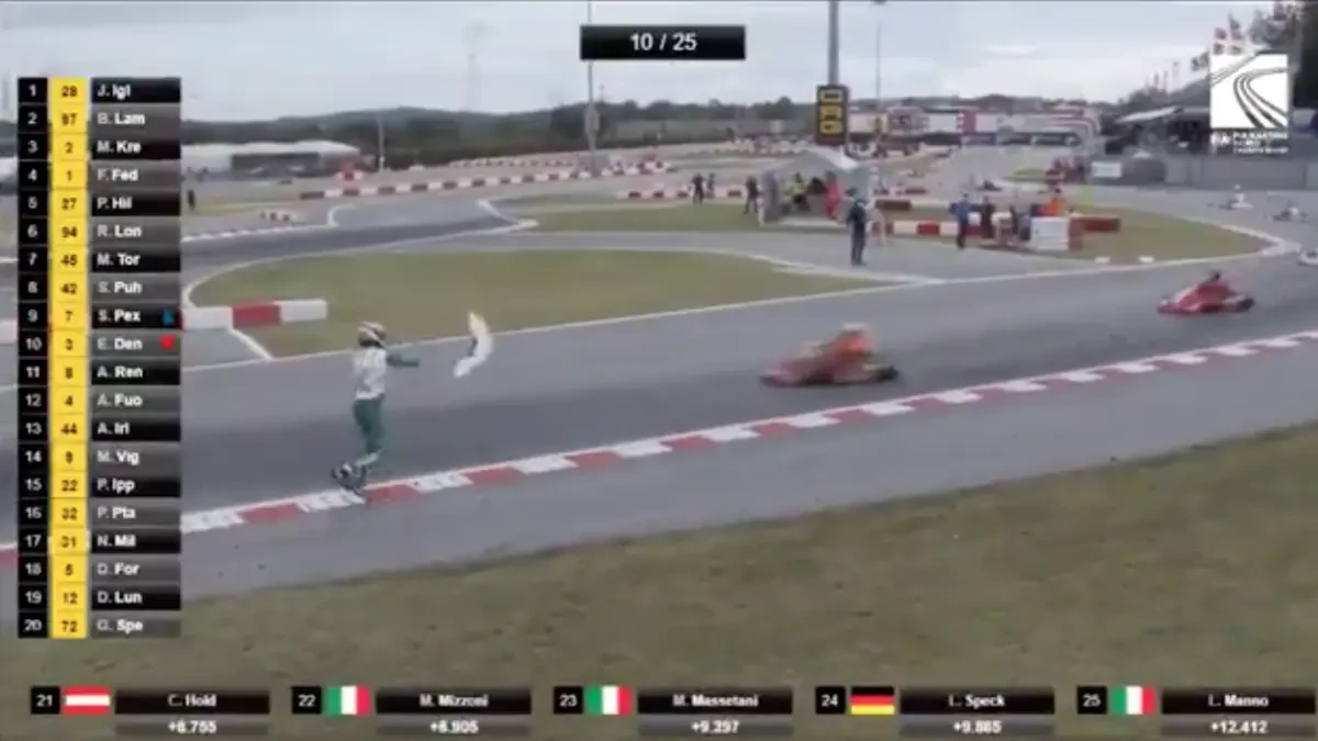 Lamentable pique de un piloto de karts que le tira un trozo de coche a su rival en plena carrera