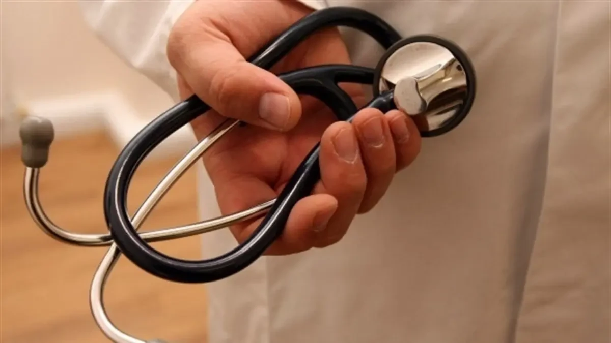 Un médico denuncia su despido tras coger la baja y dar negativo en Covid