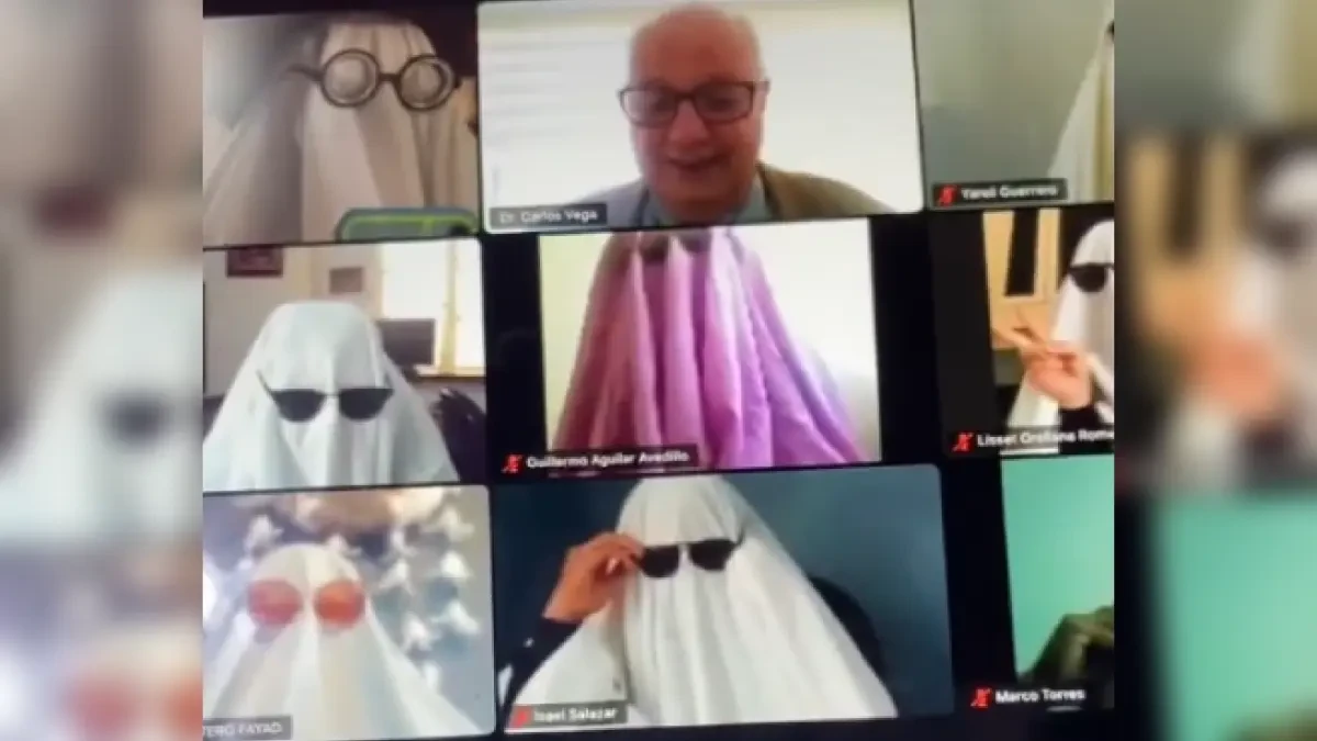 La reacción viral de un profesor a los disfraces de fantasma de sus alumnos en su clase 'online': ¡Están tremendos!