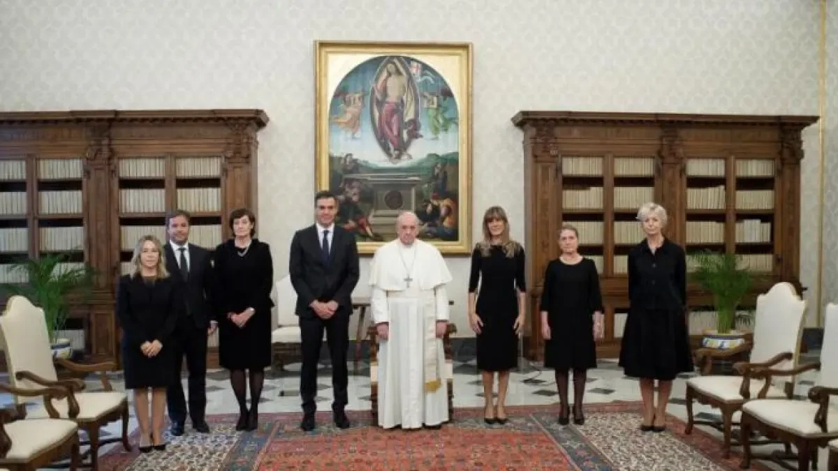 ¿Por qué se han quitado Sánchez y su comitiva la mascarilla junto al papa en el Vaticano?