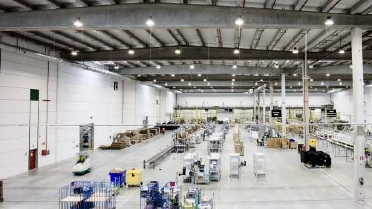Detienen a cinco empleados de un almacén de Amazon en Madrid por robar medio millón de euros en móviles