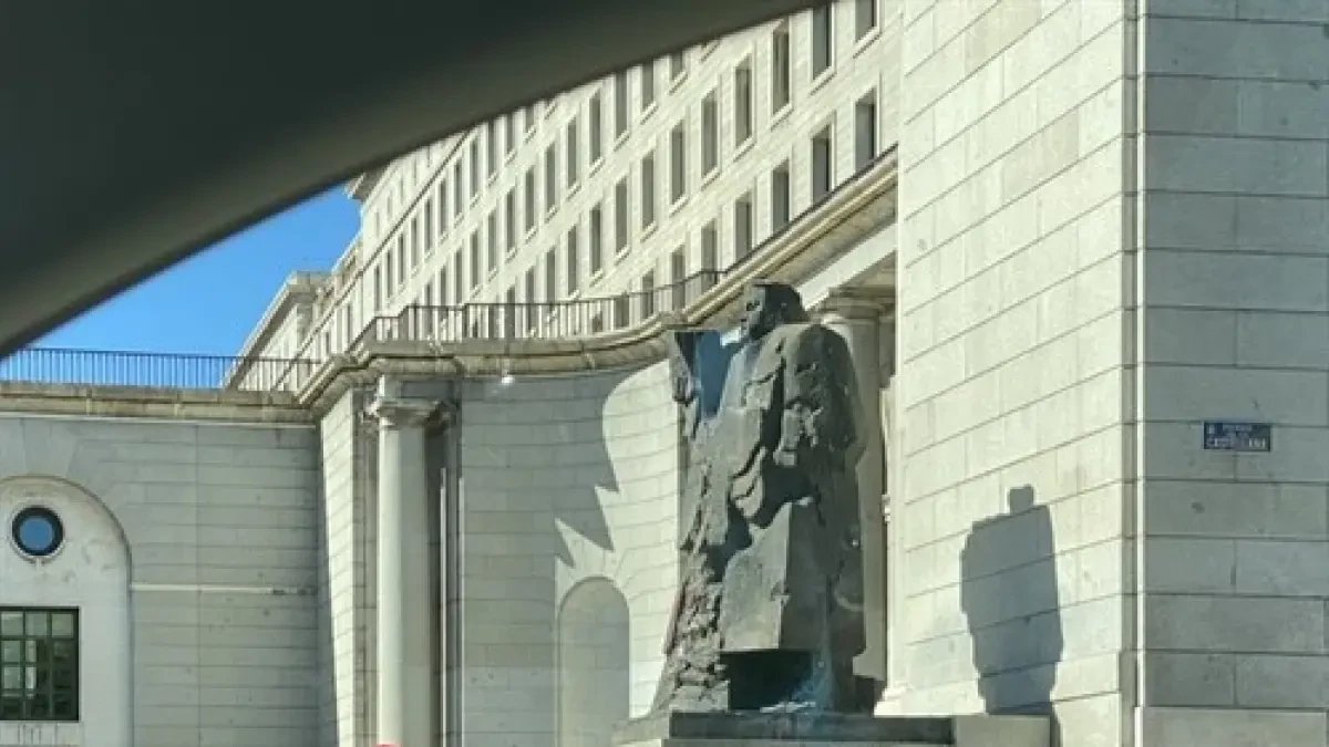 Vandalizan la estatua de Indalecio Prieto en Madrid con pintadas de 