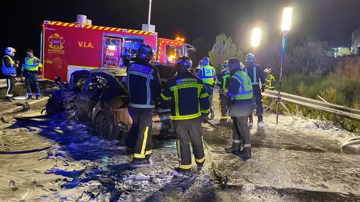 Dos muertos y siete heridos tras un choque frontal entre un monovolumen y un turismo en la M-100