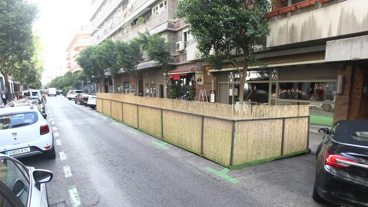 El Ayuntamiento bloquea unas 800 plazas de aparcamiento de residentes para ampliar las terrazas