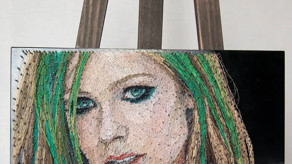 El sorprendente artista que crea sus realistas obras de arte con hilos y clavos