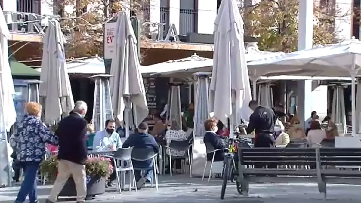 Las medidas restrictivas en bares y restaurantes por zonas provoca un peligroso movimiento de personas
