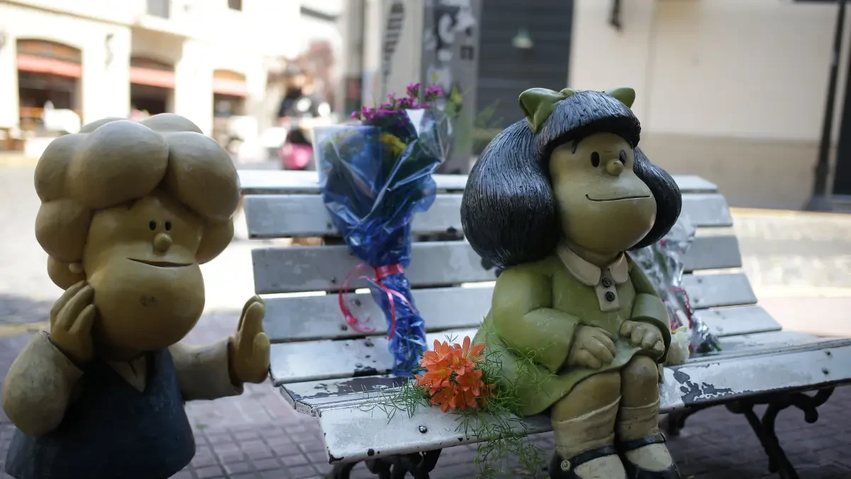 Adiós a Quino: los seguidores del artista lloran su muerte y lo despiden ante la estatua de Mafalda en Buenos Aires