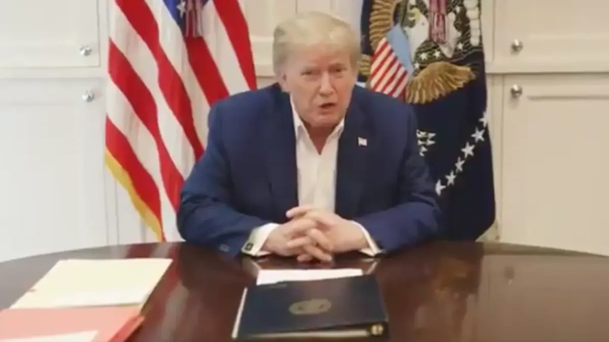 Los detalles del 'largo' día de trabajo de Trump: dos fotos sacadas en 10 minutos en las que firma papeles en blanco