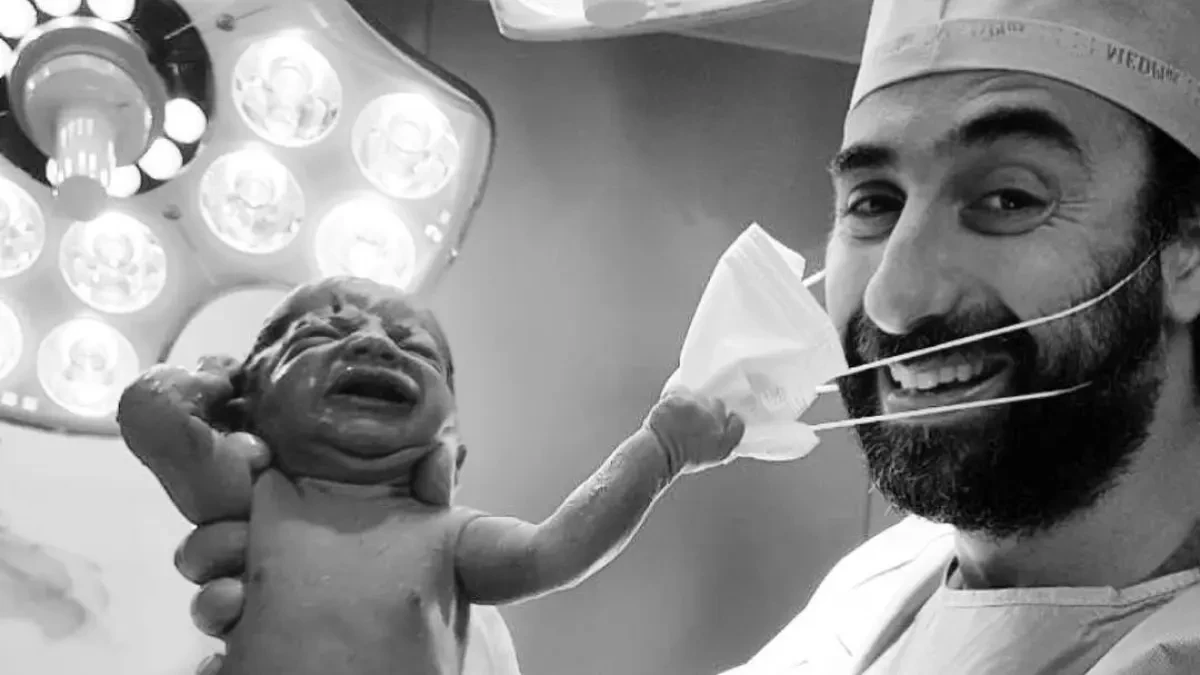La imagen que está dando la vuelta al mundo: un recién nacido le quita la mascarilla a un médico tras el parto