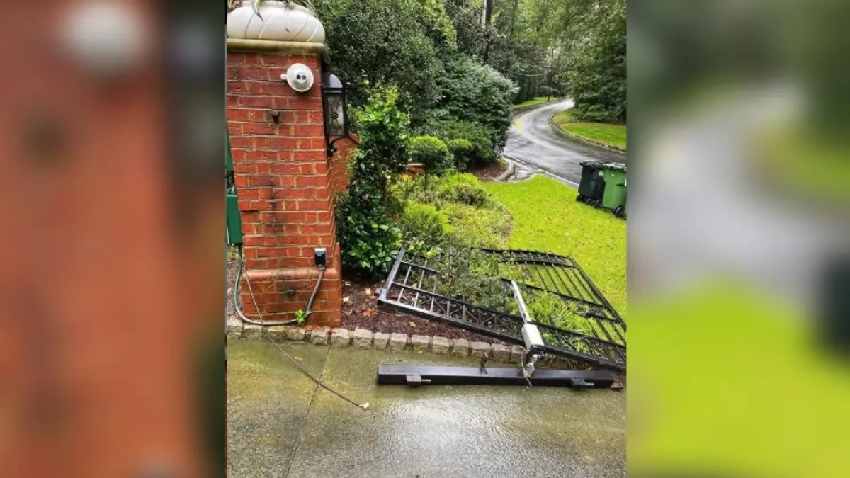Ryan Reynolds trolea a Dwayne Johnson después de que este arrancara de cuajo las puertas de su finca
