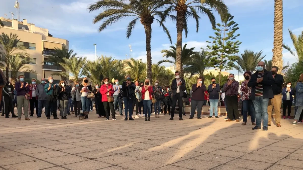 Vecinos de la pedanía de La Hoya de Elche se concentran en repulsa de la muerte de una vecina
