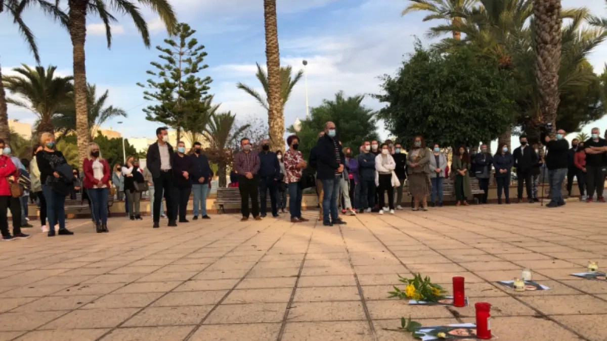 Concentración por el crimen de una vecina en una pedanía de Elche