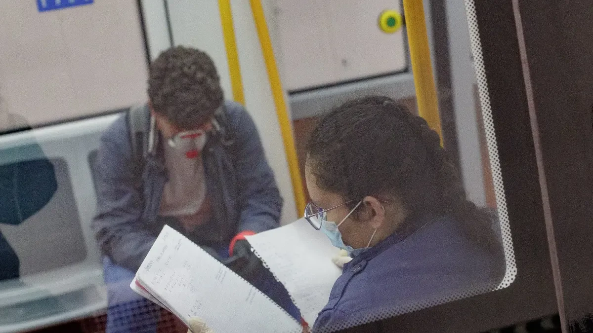 La inocente pregunta de un niño a una desconocida en el metro: 