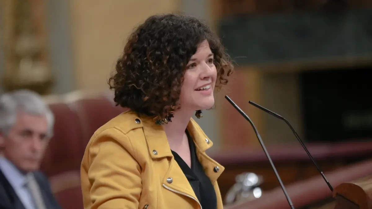 Castañon (UP) defiende en el Congreso el plurilingüismo leyendo a Piñán y recordando el éxito de Rodrigo Cuevas