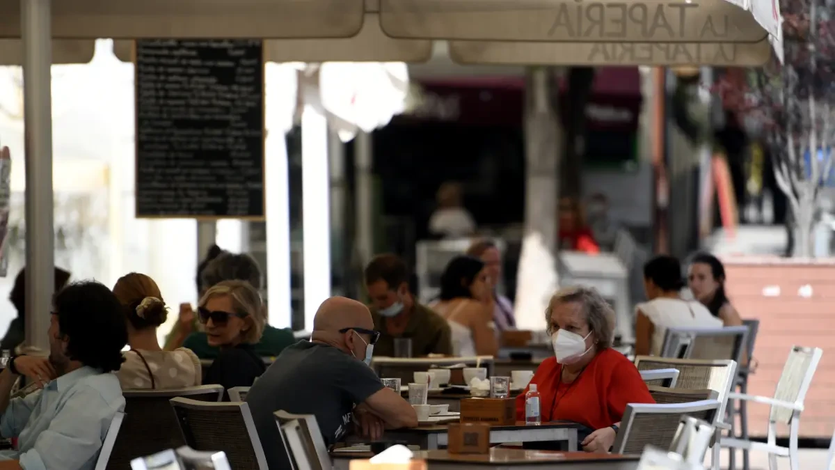 Sobrepasar el aforo máximo, una de las sanciones más habituales de las terrazas en la desescalada