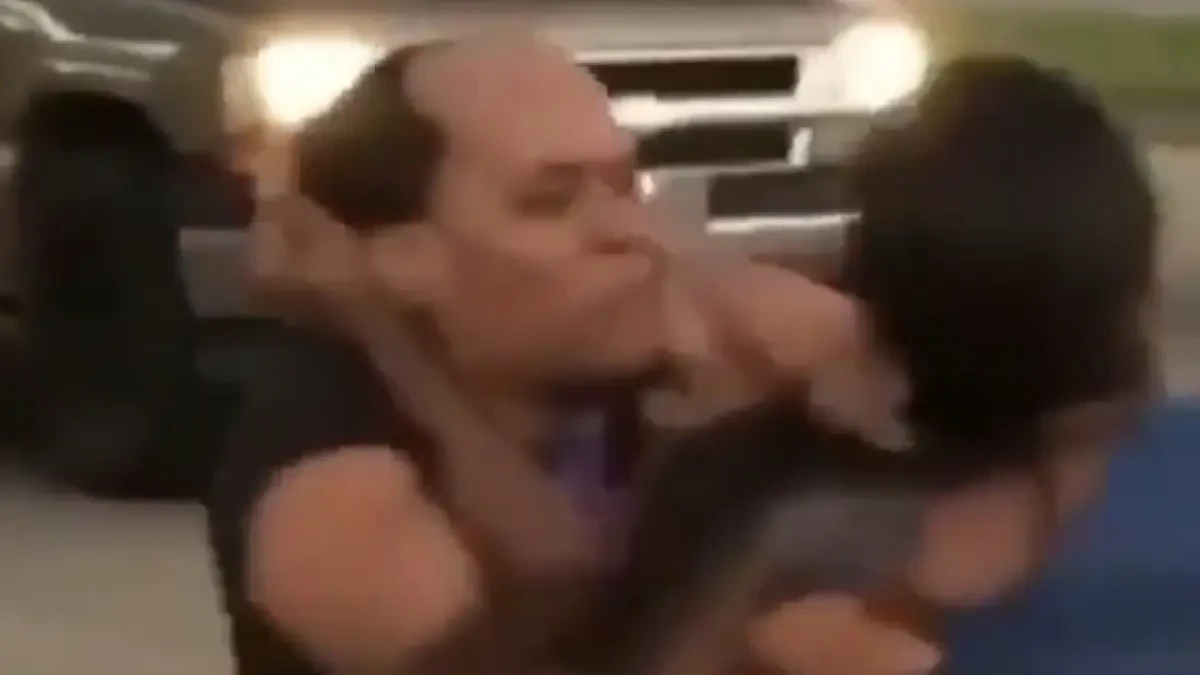 Una brutal pelea entre dos mujeres termina con una arrancándole la peluca a la otra