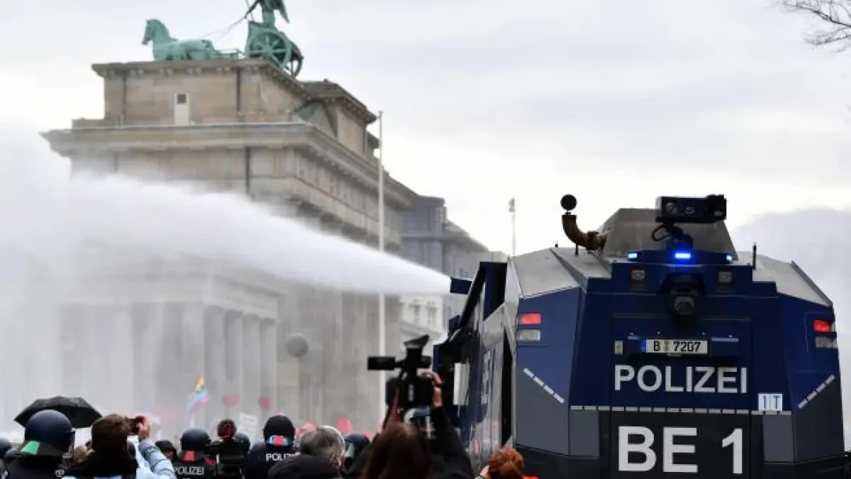 La Policía utiliza cañones de agua para disolver las protestas contra las restricciones por la pandemia en Berlín