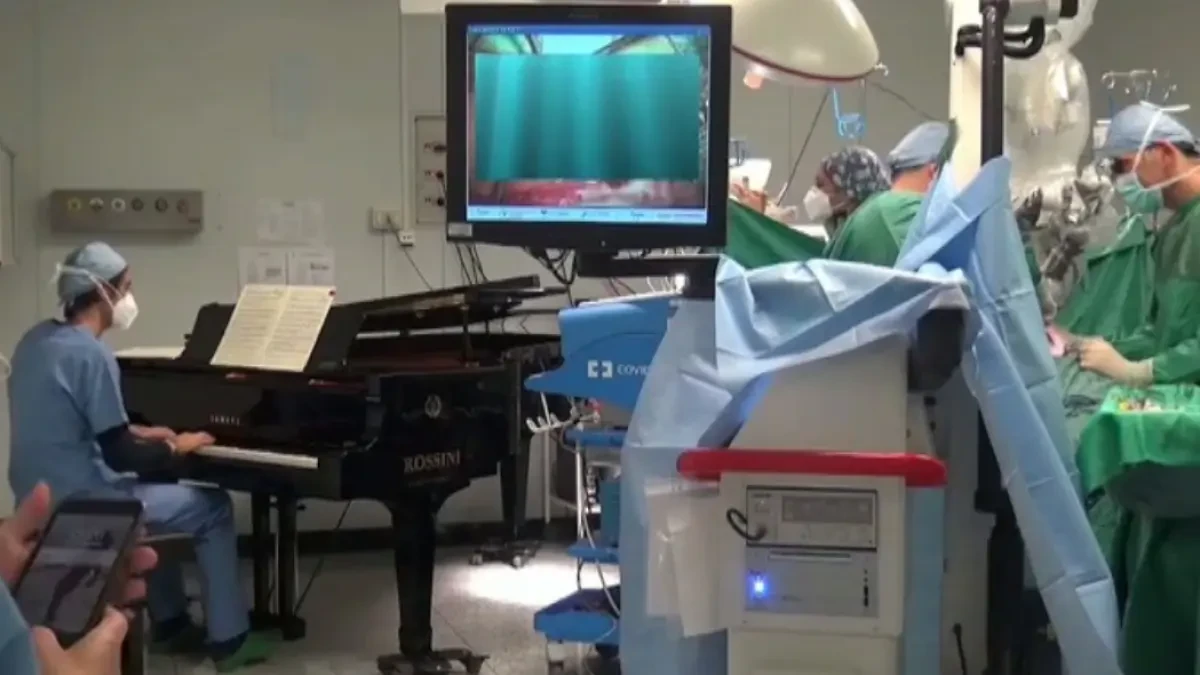 Operan a un niño de 10 años de un doble tumor mientras un piano de cola suena durante las cuatro horas de intervención