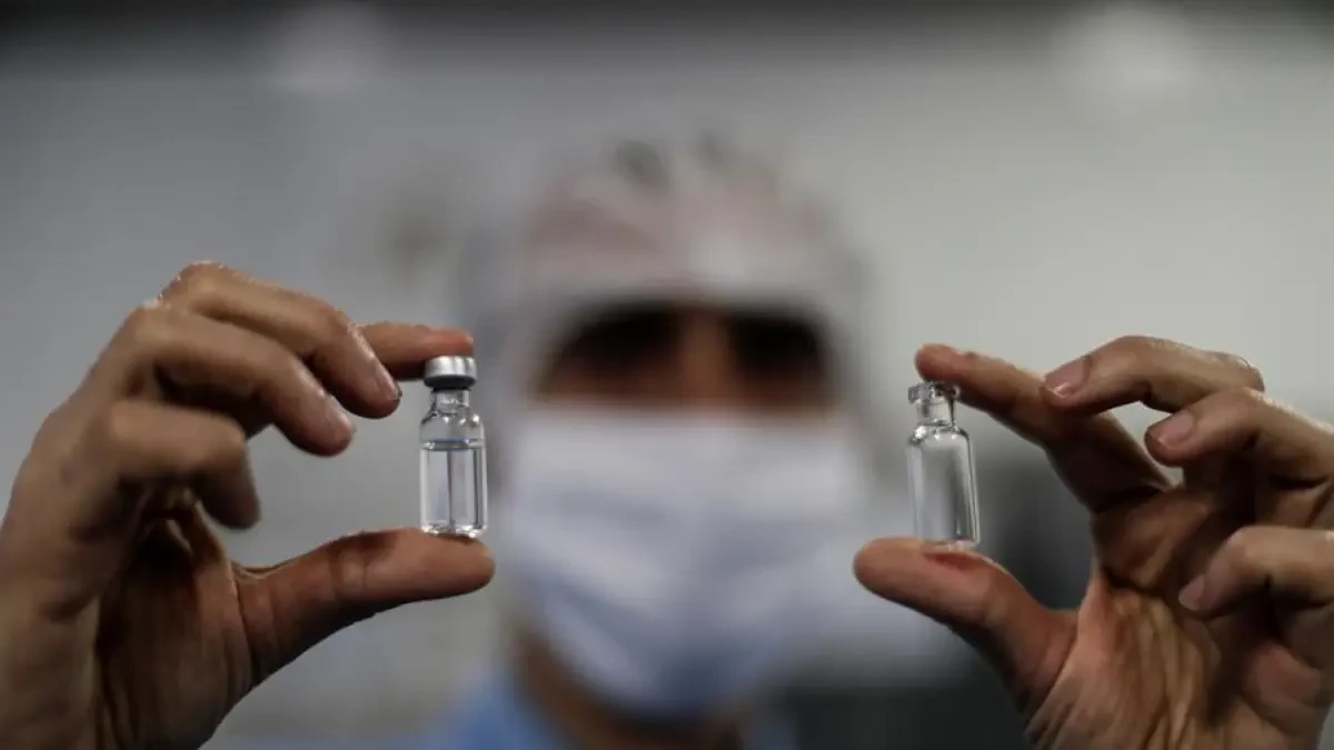 Muere un voluntario de 28 años en los ensayos clínicos de la vacuna de Oxford y AstraZeneca contra la COVID-19