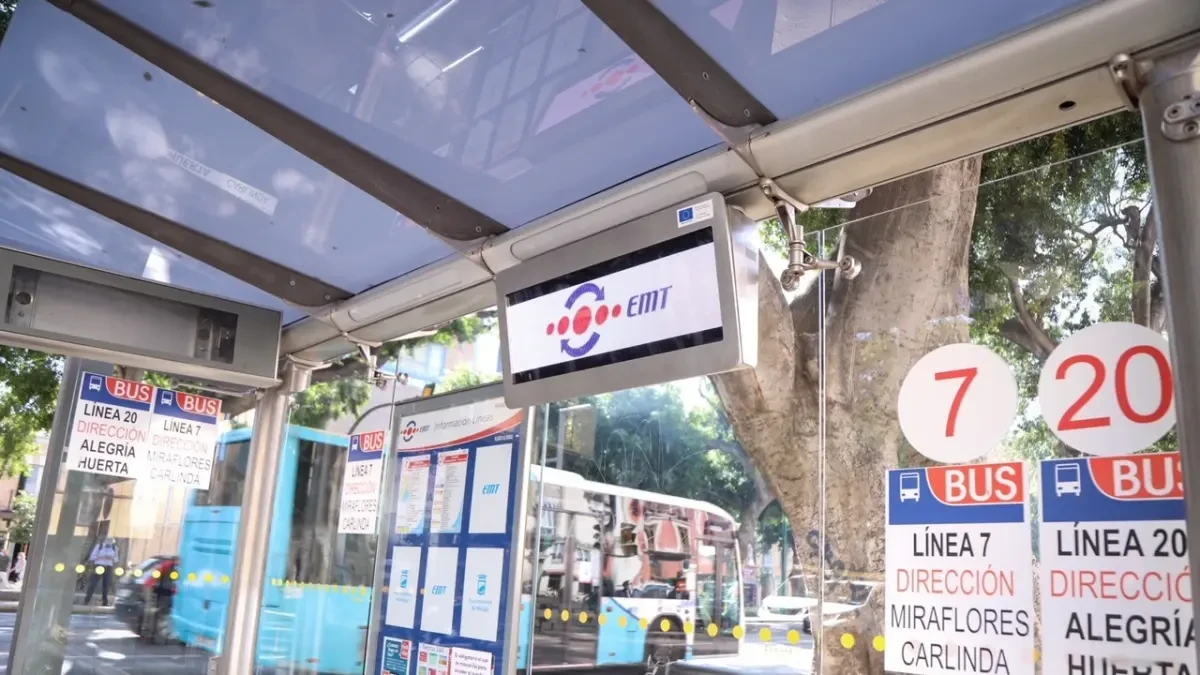 La EMT inicia la instalación de nuevos paneles de alta resolución en las paradas de autobús de la Alameda