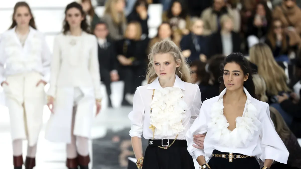Las camisas con chorreras vuelven a ser tendencia este otoño y así nos enseñan a combinarlas desde las pasarelas