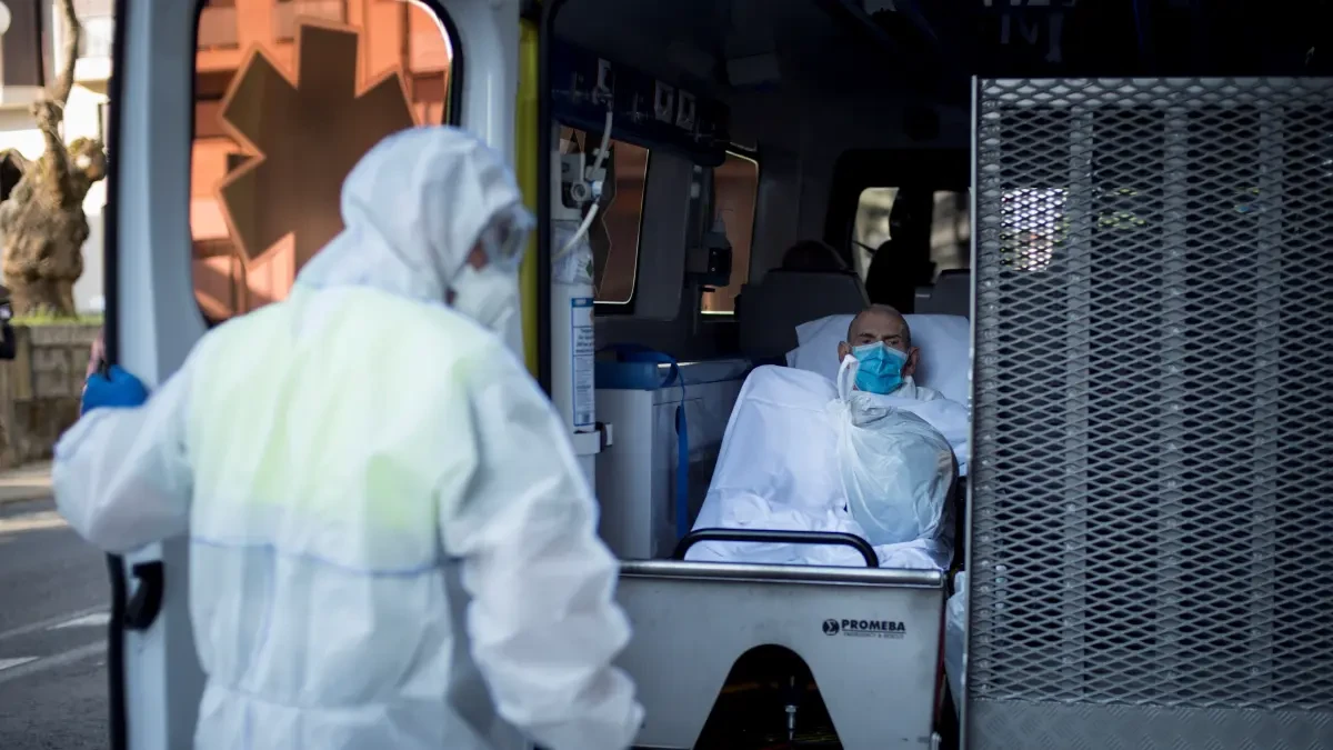 Los mayores vuelven a los hospitales por el coronavirus: los contagios llegan por el ámbito familiar