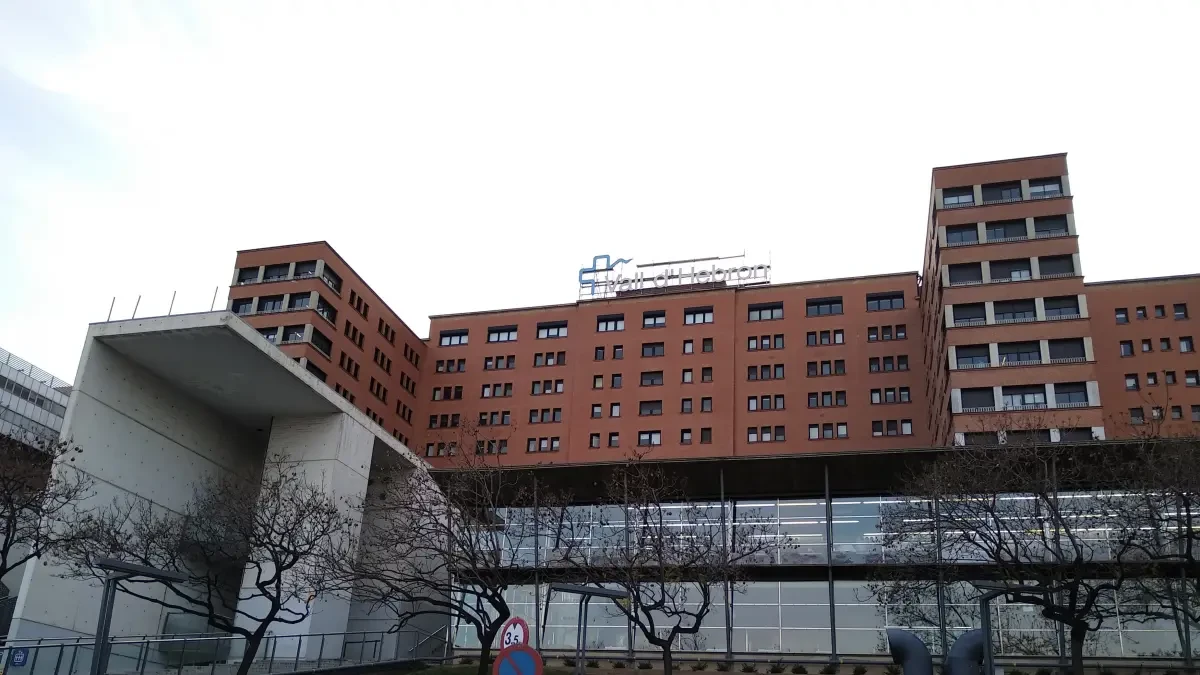 Un brote de 40 personas obliga al hospital Vall d'Hebron a no admitir pacientes durante 24 horas