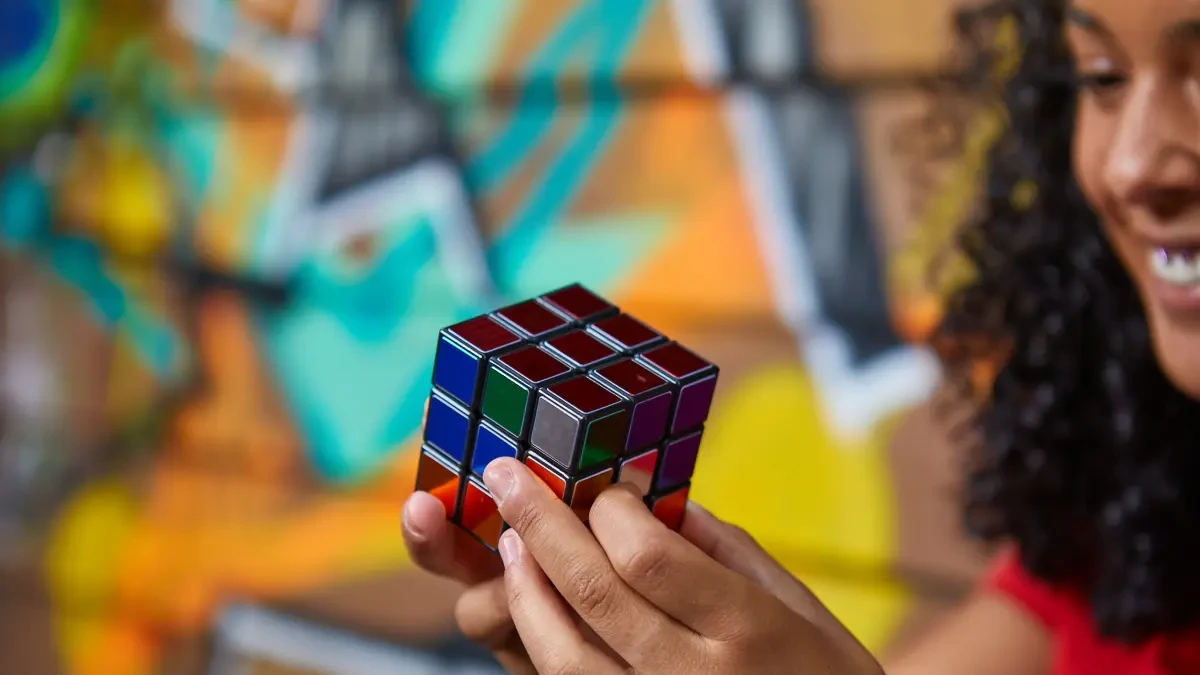 El Cubo de Rubik, un rompecabezas colorido y cuarentón