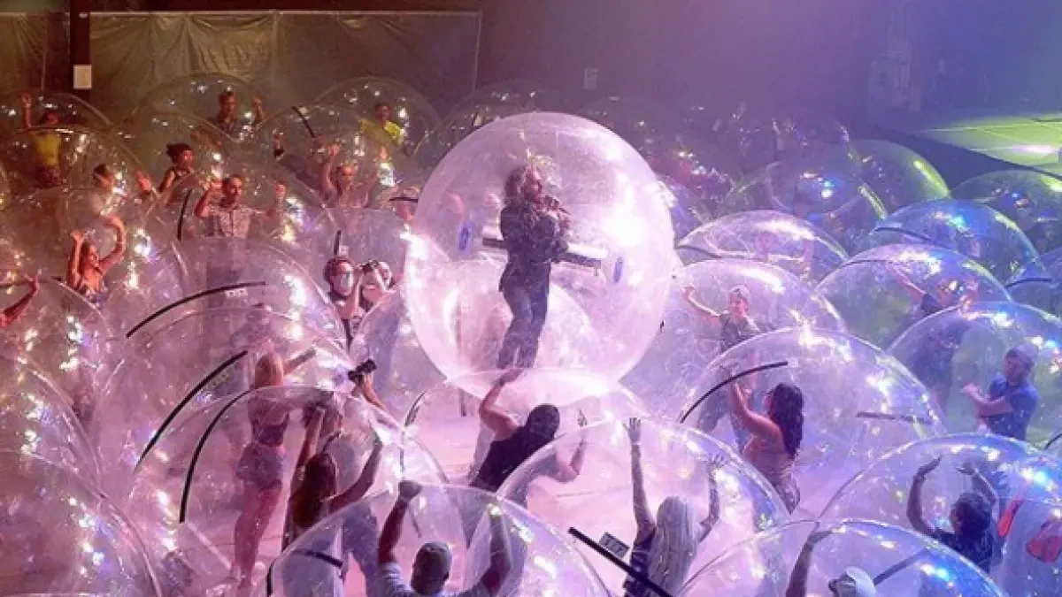 ¿El concierto del futuro? The Flaming Lips y sus fans, en burbujas de plástico