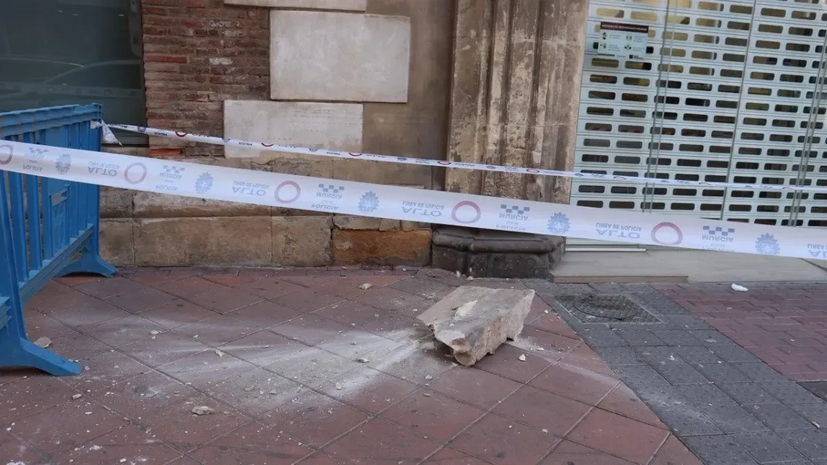 Huermur denuncia la caída de cascotes de la 